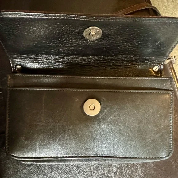 Elegant Black and Brown Leather Shoulder Bag - Picture 7 of 8